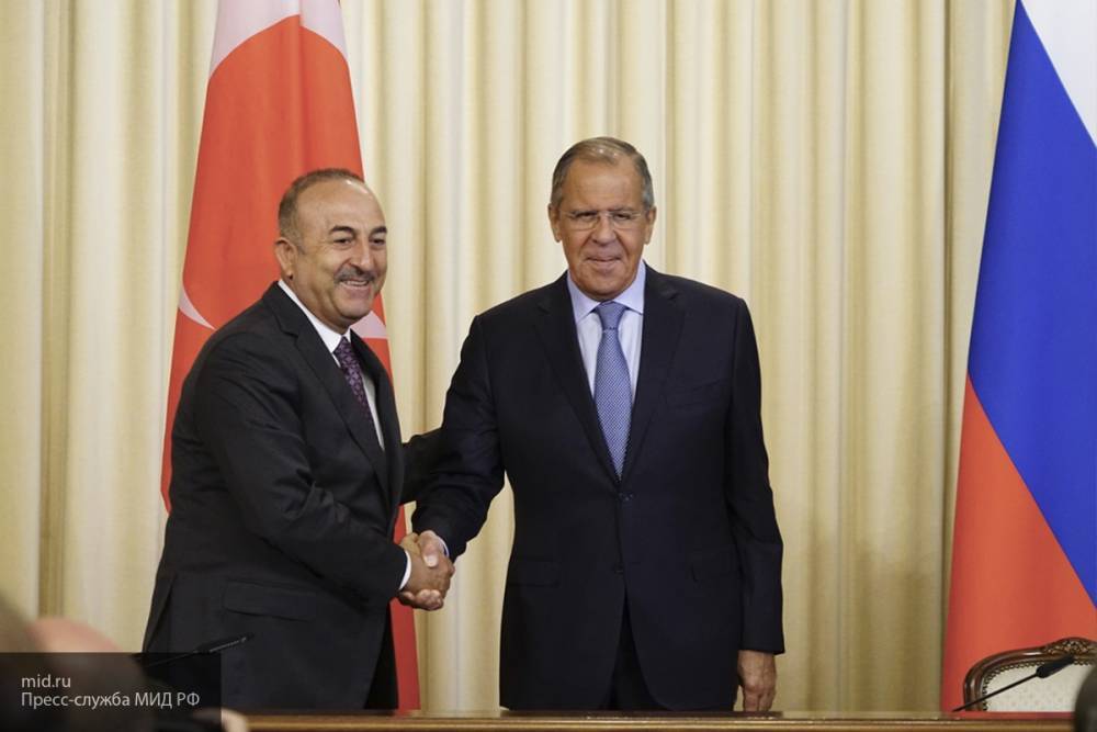 Лавров обсудил с главой МИД Турции оказание гумпомощи Сирии