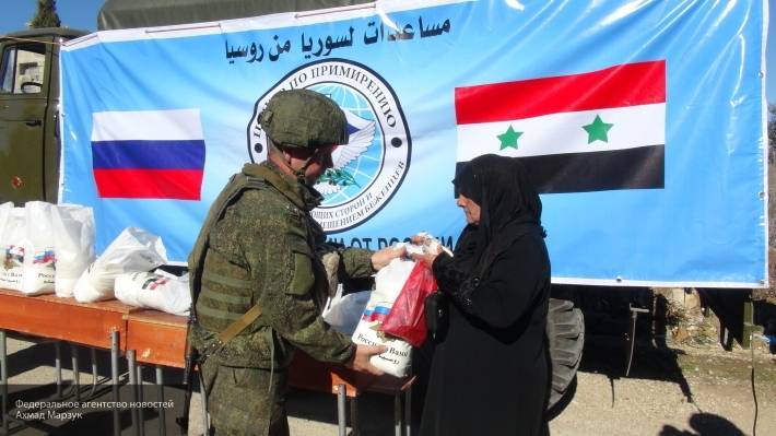 Офицеры РФ в ходе гуманитарной акции в провинции Алеппо передали гражданам Сирии продукты