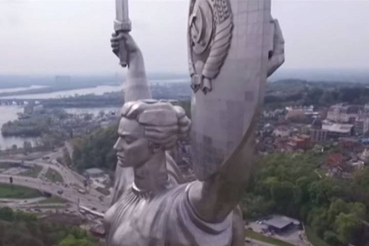 В Киеве рассказали о демонтаже герба СССР со статуи «Родина-мать»
