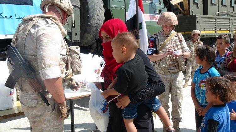Российские военные раздали гуманитарную помощь мирным жителям в двух сирийских провинциях