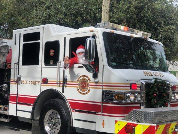 Пожарные не только потушили горящий дом, но и спасли подарки к Рождеству