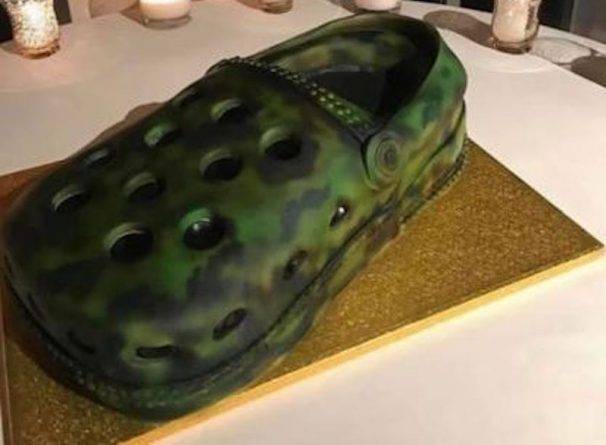 Жених заказал «жуткий» свадебный торт в виде ботинка Crocs. Соцсети сравнили его с «фекалиями» и «мордой крокодила»