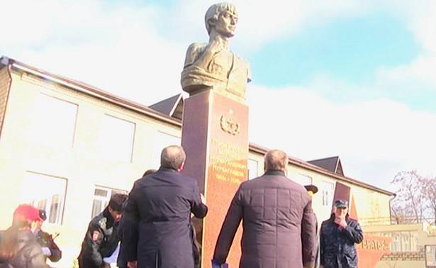 В Дагестане установлен памятник Герою России Нурбагандову