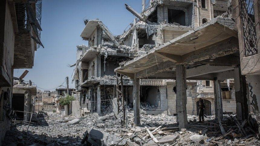 Журналистам в освобожденной сирийской Ракке показали штаб квартиру ИГИЛ*