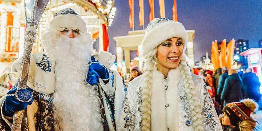 Карнавальные маски и спектакли ждут москвичей в парках