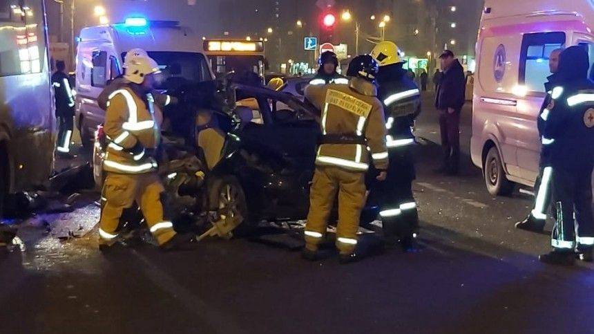 Один человек погиб, еще четверо пострадали в массовом ДТП в Петербурге