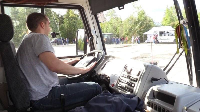 Российским водителям автобусов и грузовиков запретили быть за рулем более 10 часов