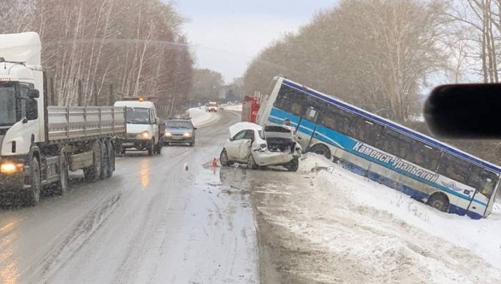 Пассажирский автобус вылетел с трассы после ДТП в Свердловской области