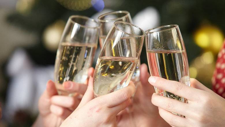 Главный диетолог Минздрава посоветовал россиянам в Новый год чаще чокаться, чем пить
