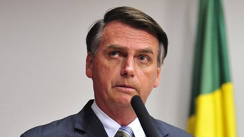 Глава Бразилии Болсонару госпитализирован после падения в ванной дворца
