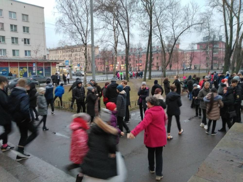 В Петербурге вслед за судами началась эвакуация школ