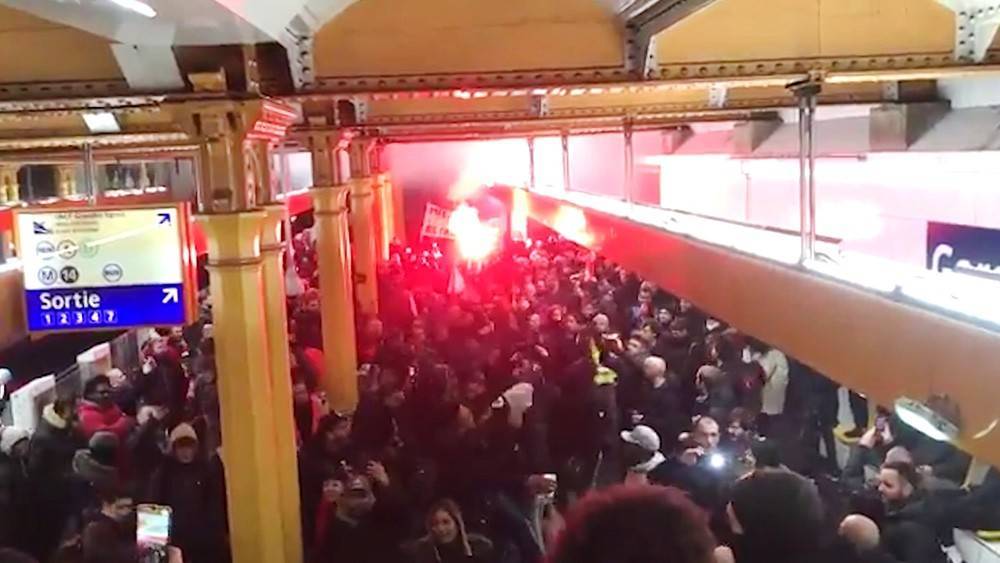 Файеры в метро: Париж охватил транспортный коллапс