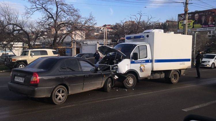 В Крыму легковушка протаранила полицейский автозак