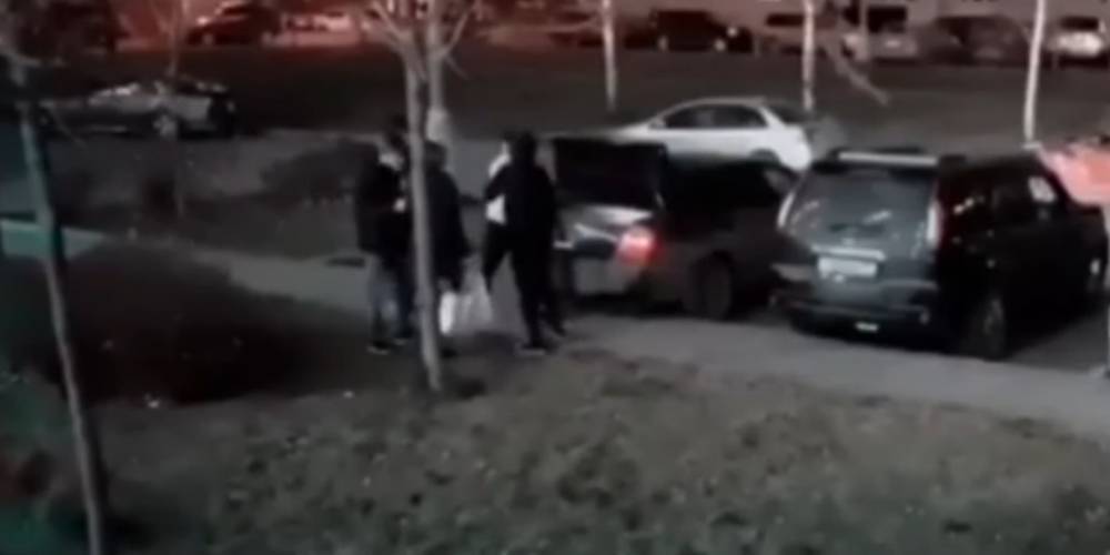 Драка российского бойца MMA с тремя хулиганами в Бибирево попала на видео