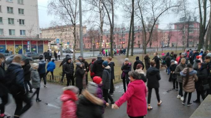 Ни дня без эвакуаций: в Петербурге снова отправились на выход районные суды и школы