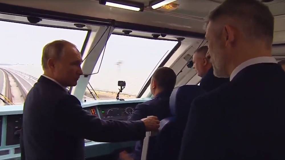 Путин предложил отодвинуть железную дорогу от побережья Сочи