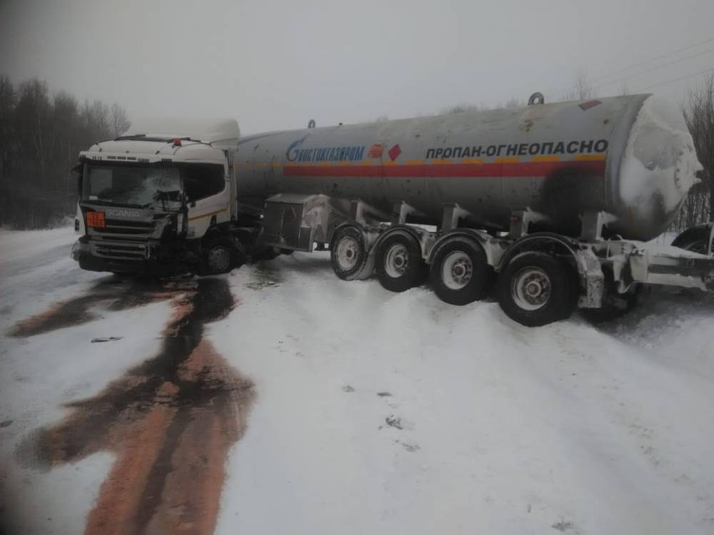 Двое погибли при столкновении иномарки и газовоза на трассе в Томской области