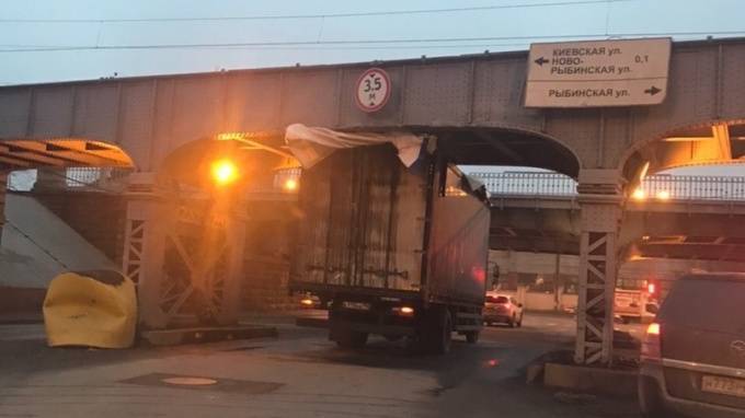 Очередной петербургский мост начал ловить грузовики