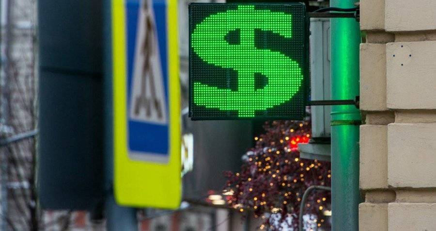 Курс доллара на Мосбирже опустился ниже 62 рублей впервые с 12 июля 2018 года