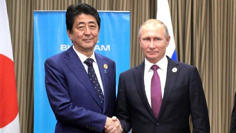 Япония намерена подписать мирный договор с Россией, заявил Абэ
