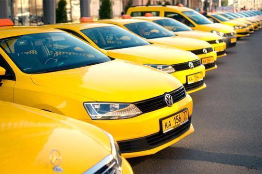 Российских чиновников захотели лишить служебных машин и пересадить на такси