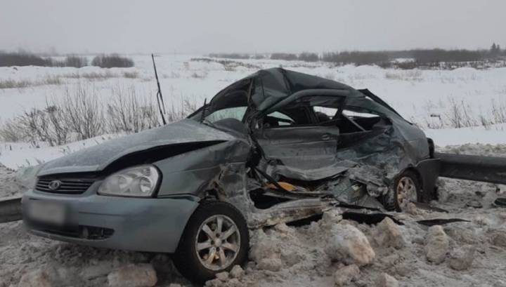 Водитель и пассажир легковушки погибли, попав под грузовик в окрестностях Томска
