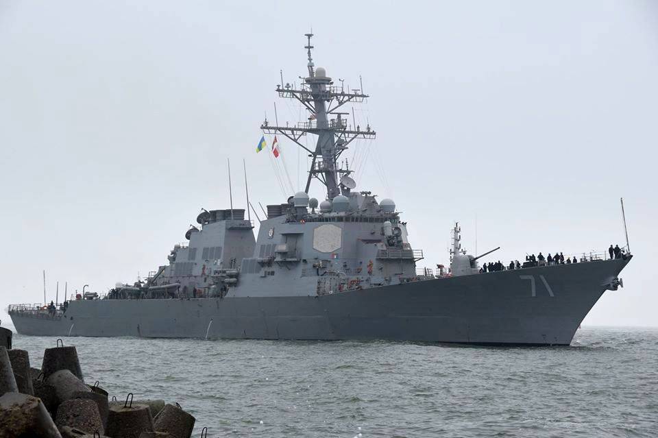 В Одессу зашел эсминец США. Россия провела учения по уничтожению корабля противника