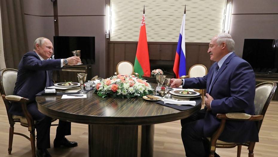 Лукашенко пожалел, что "собачится" с Путиным вместо того, чтобы выпить с ним водки