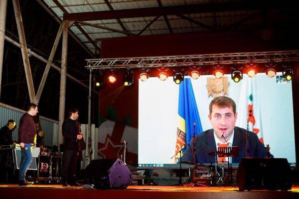 Розыск не помешал Илану Шору открыть рождественскую ярмарку в Молдавии