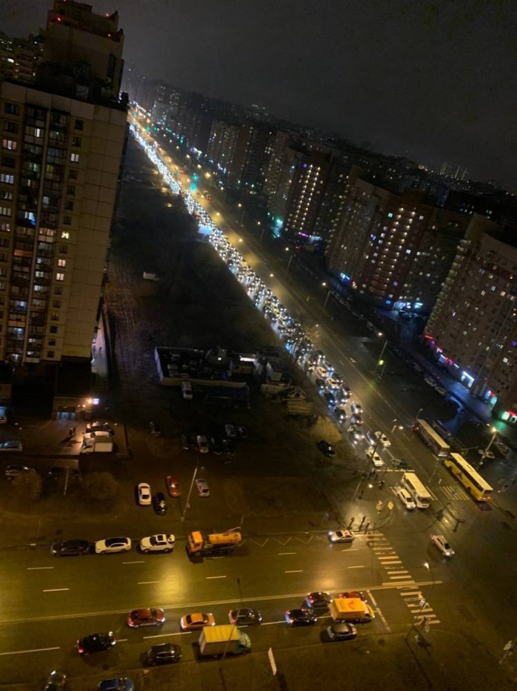 На перекрестке Ленинского и Кузнецова машины встали в гигантскую пробку из-за ДТП
