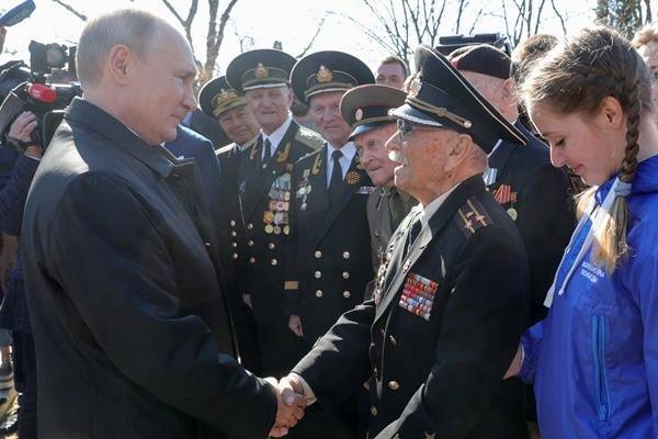 Владимир Путин попросил парламент подумать о дополнительной поддержке ветеранов