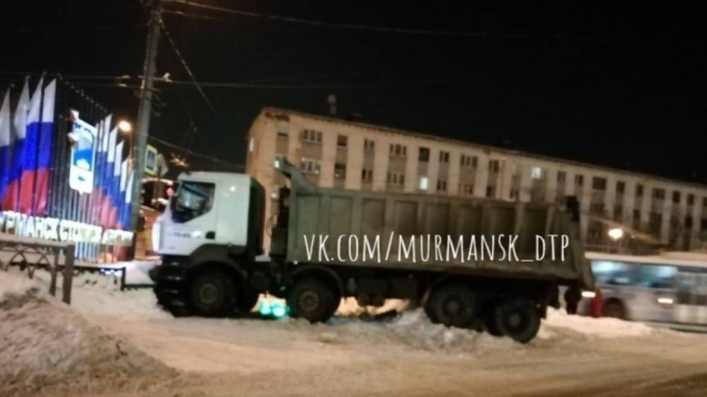 Самосвал снес светофор и остановился в метре от конструкции «Мурманск – столица Арктики»