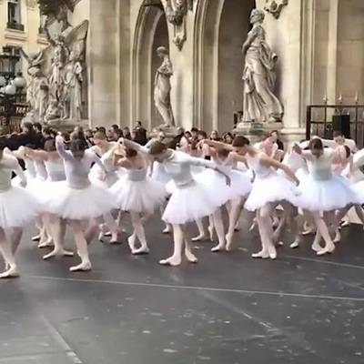 В Париже балерины станцевали в знак протеста против пенсионной реформы