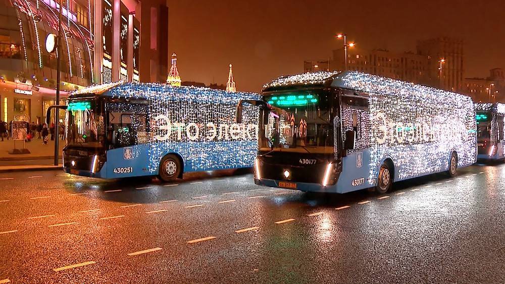 В Москве запустили новогодние электробусы