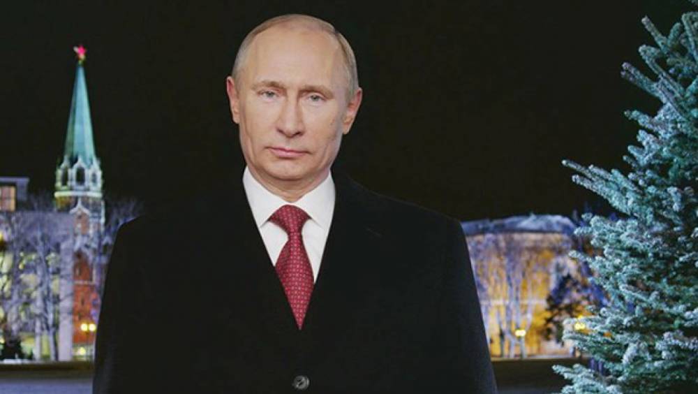 Рабочий кабинет Путина в Кремле украсила пышная новогодняя елка