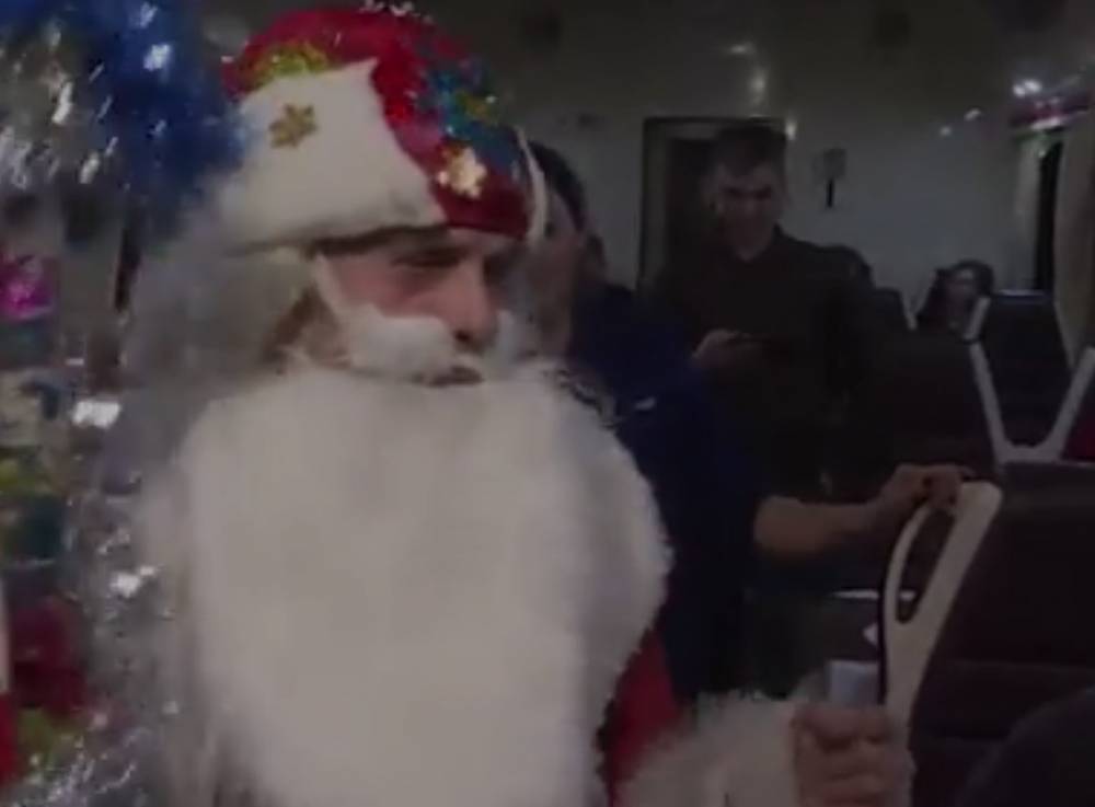 Пассажиров первого поезда к Крым поздравил Дед Мороз