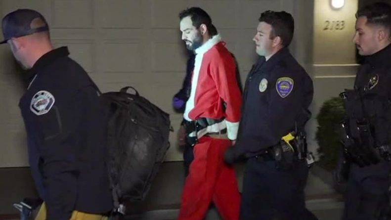 Водителя в костюме Санта-Клауса арестовали за то, что он врезался в припаркованные машины и скрылся