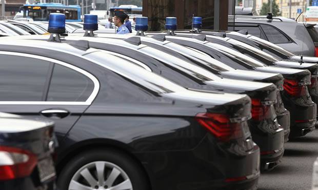 Российских чиновников пересадят со служебных автомобилей на такси