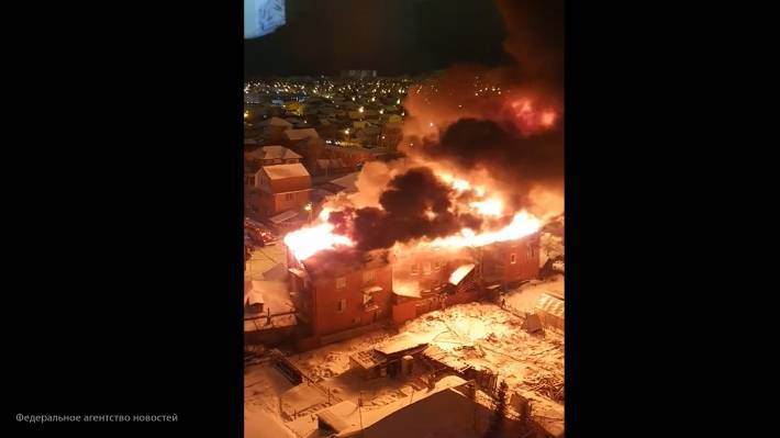 Опубликовано видео крупного пожара, охватившего жилой дом в Тюмени