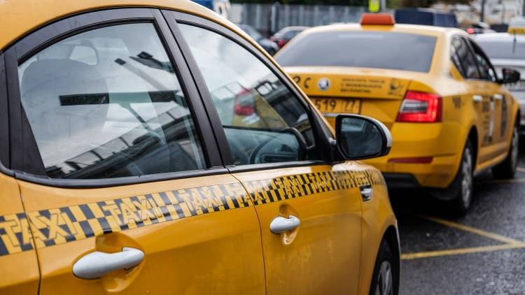 Автоэксперт прокомментировал инициативу пересадить чиновников на такси