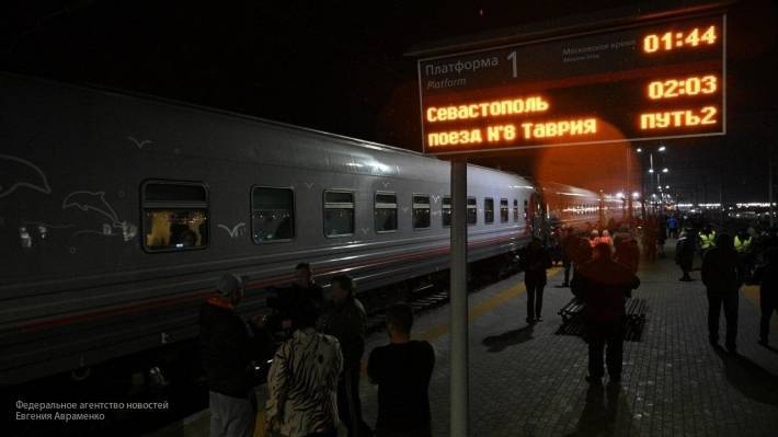 Впервые по Крымскому мосту прошел пассажирский поезд