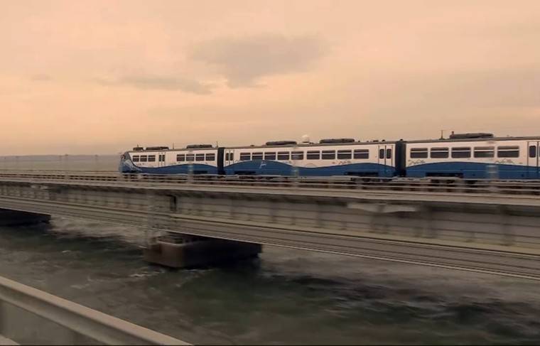 Первый пассажирский поезд прошёл по Крымскому мосту