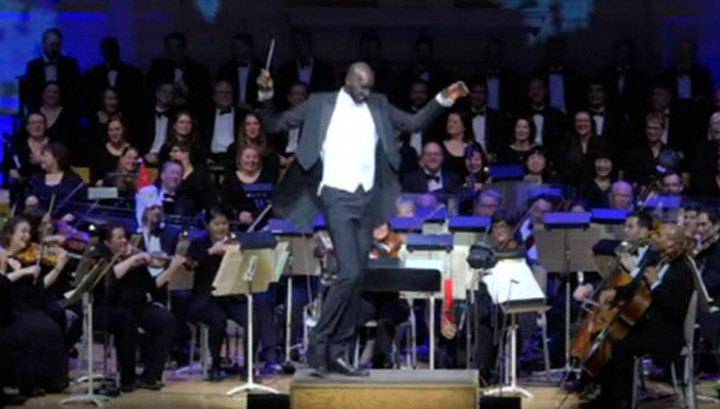 Высочайший игрок НБА подирижировал симфоническим оркестром Бостона