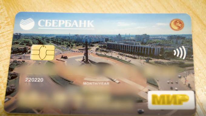 Петербуржцы и москвичи отказываются от наличных в пользу карт