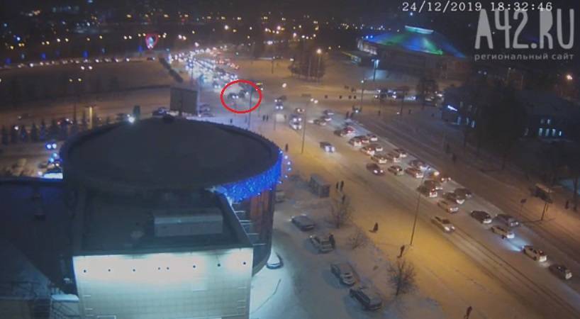 Момент ДТП у цирка в Кемерове попал на видео