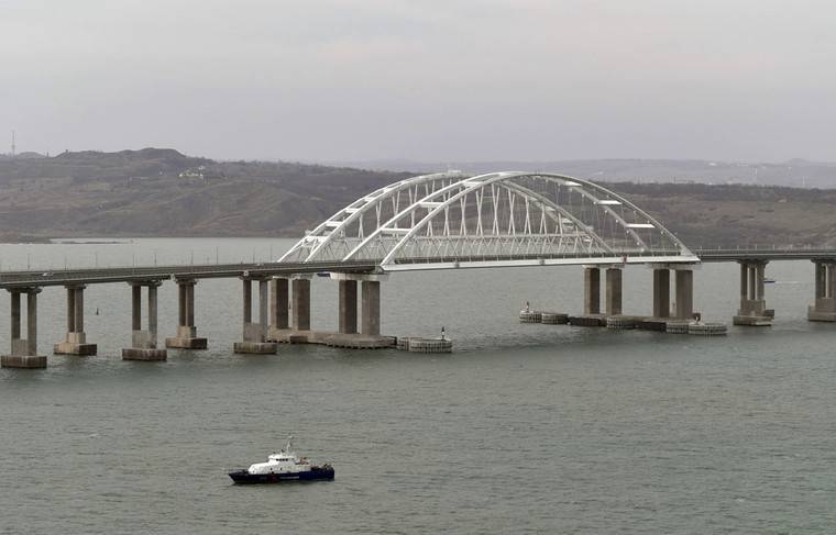 Видео с проходом поезда по Крымскому мосту появилось в сети