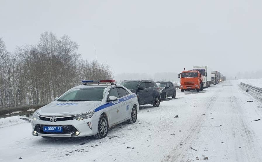 Есть погибший: трассу Кемерово&nbsp;— Новосибирск перекрыли из-за столкновения 9 машин