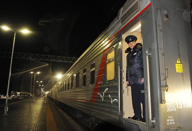 Первый пассажирский поезд пересек Крымский мост (видео)