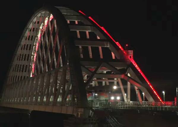 В сети появилось видео проезда по Крымскому мосту первого пассажирского поезда