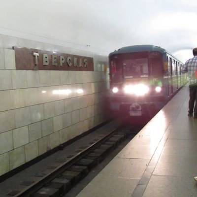 В Москве на станции метро "Пушкинская" пассажир упал на пути